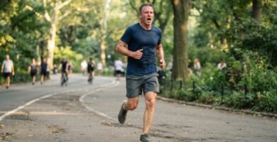 Débutant essoufflé qui court trop vite en extérieur, illustration des erreurs de course à pied