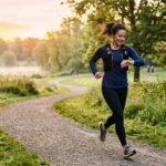 Débutant courant lentement en surveillant son rythme cardiaque pendant une séance de course à pied